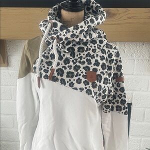 Wanakome Leopard Print Sweatshirt with Brown Patch
